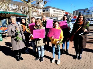 Rosenverteilaktion_Weltfrauentag_2022