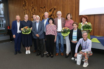 Preisträgerinnen und Preisträger mit der Jury des Ehrenamtspreises Preisträgerinnen und Preisträger mit der Jury des Ehrenamtspreises