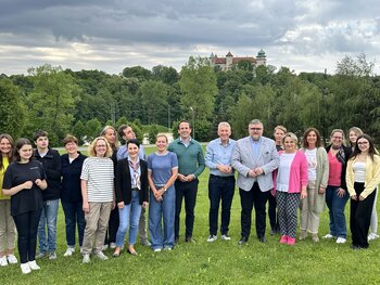 Delegation aus Saarlouis mit Landrat Adam Korta vor dem Schloss in Nowy Wiśnicz