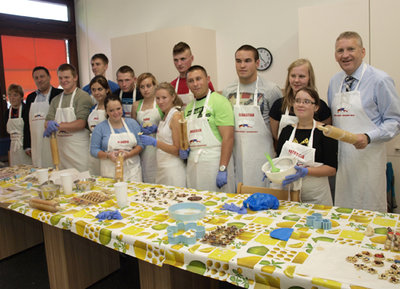  polnische Kochschüler mit Landrat und Vizelandrat